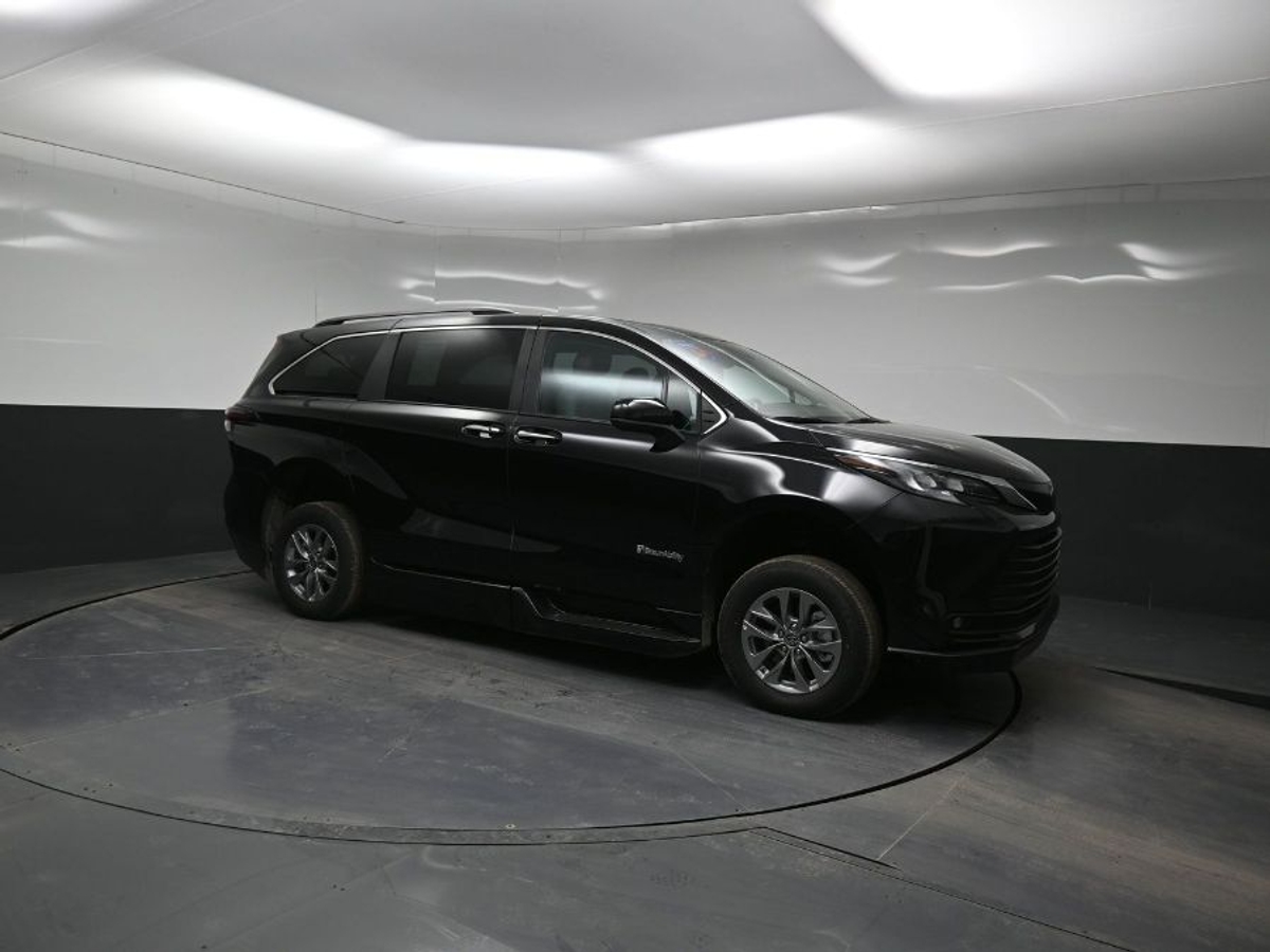 Black Toyota Sienna image number 17