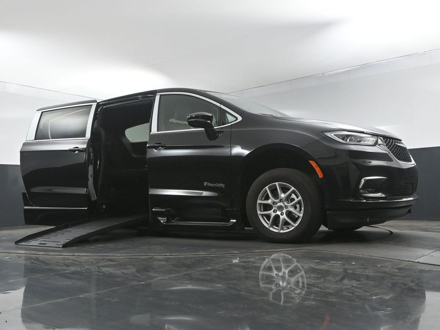 New 2025 Chrysler Pacifica Select Safety - BraunAbility Side Entry Entry Fold Out Automatic Ramp
