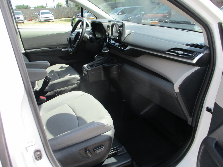 White Toyota Sienna image number 16