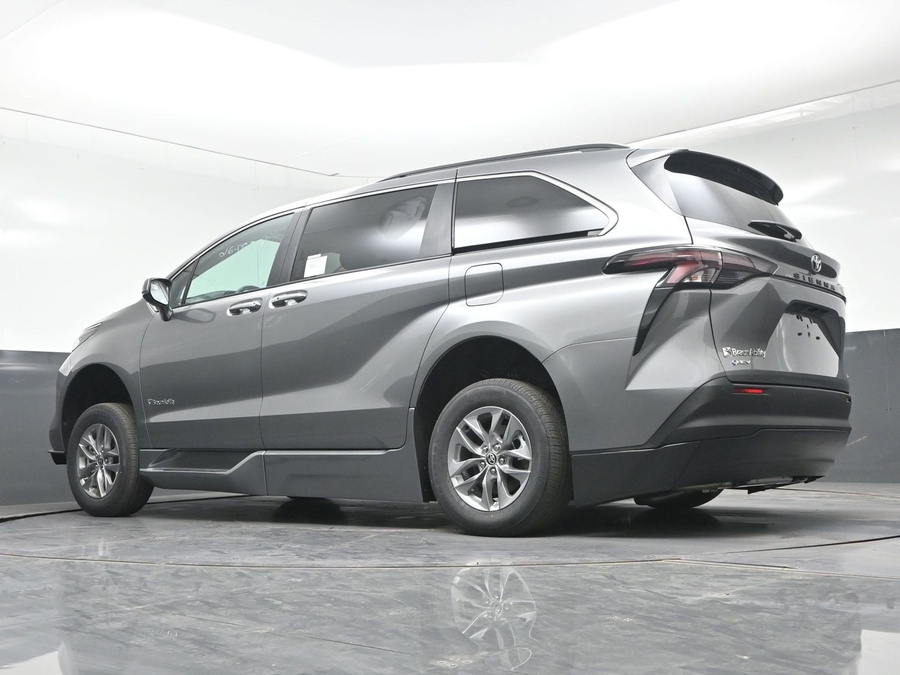 Grey Toyota Sienna image number 7