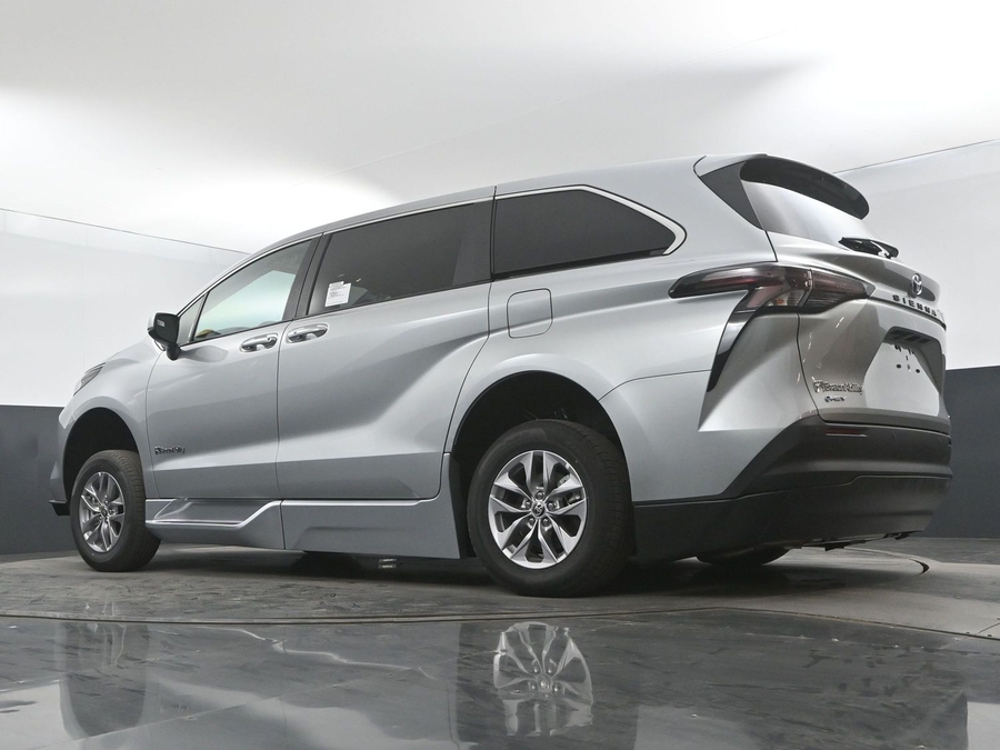 New 2025 Toyota Sienna Hybrid XLE Base - BraunAbility Side Entry Entry In Floor Automatic Ramp