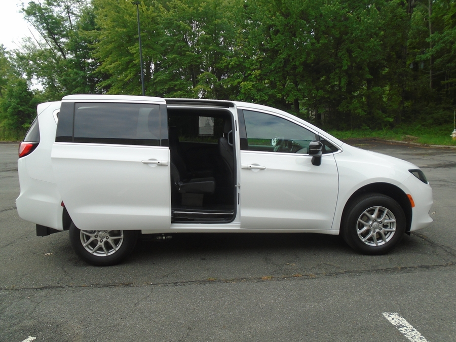 White Chrysler Voyager image number 2