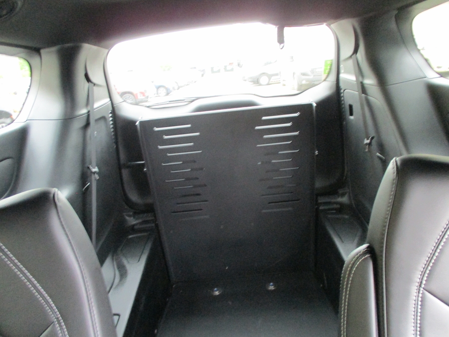 White Chrysler Voyager image number 6