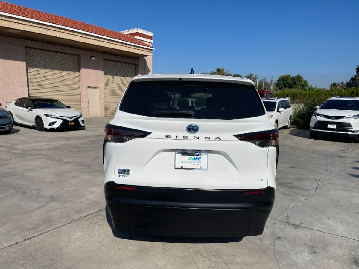 White Toyota Sienna image number 11
