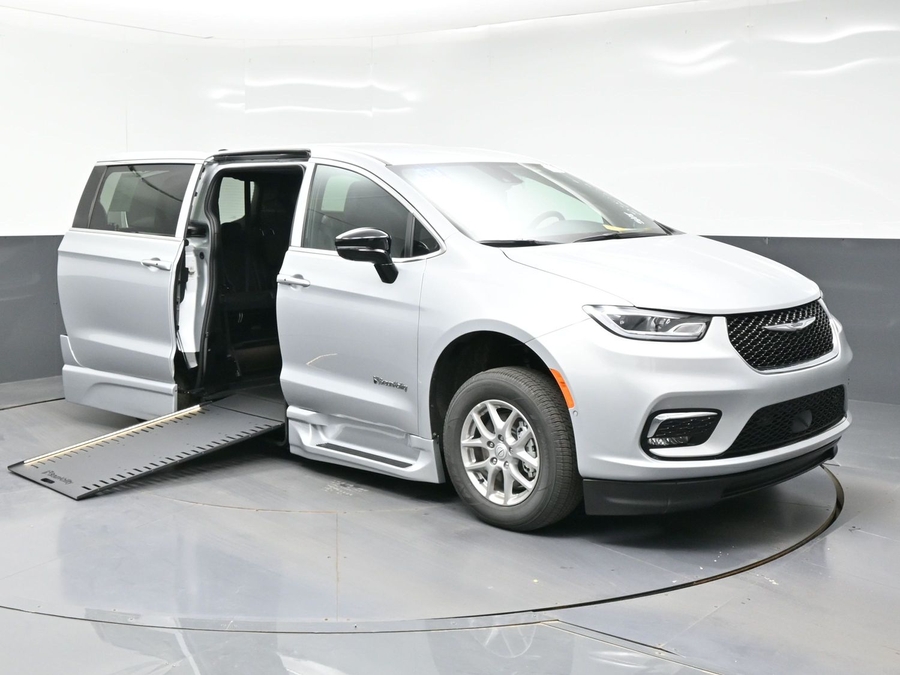 2026 Chrysler Pacifica Select's photo