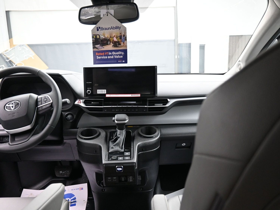 Silver Toyota Sienna image number 17