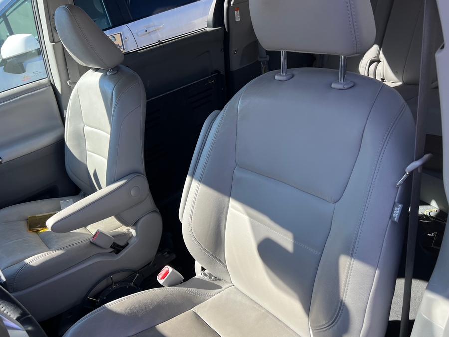 Used 2018 Toyota Sienna XLE NY - BraunAbility Side Entry Entry Fold Out Automatic Ramp