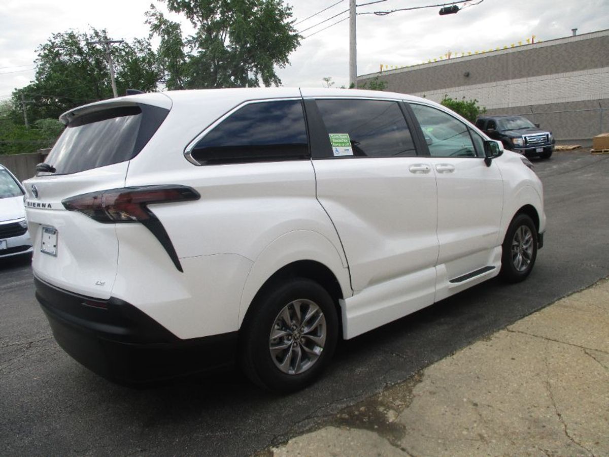White Toyota Sienna image number 6