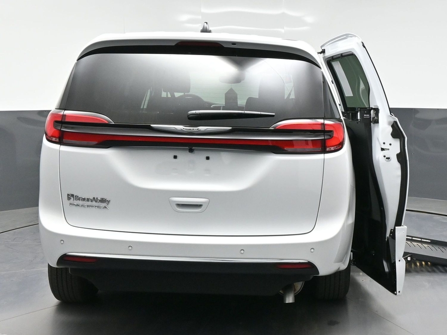 New 2026 Chrysler Pacifica Select Safety - BraunAbility Side Entry Entry Fold Out Automatic Ramp