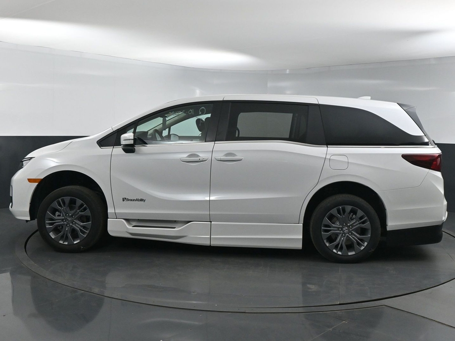 White Honda Odyssey image number 3