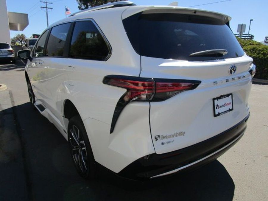New 2025 Toyota Sienna Hybrid Platinum - BraunAbility Side Entry Entry Fold Out Automatic Ramp