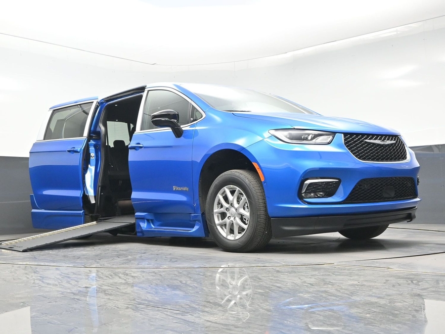 Blue Chrysler Pacifica image number 15