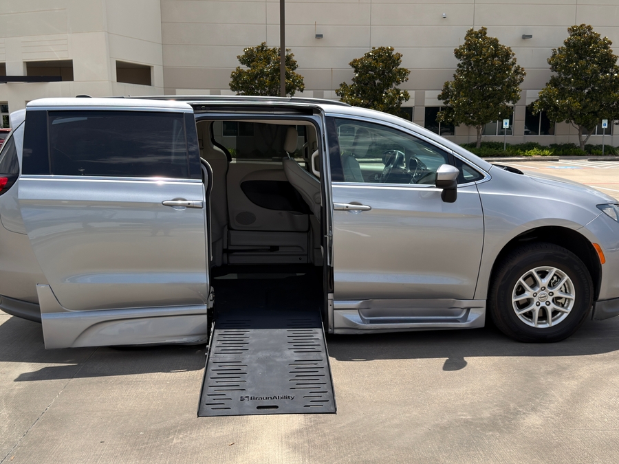 Used 2021 Chrysler Voyager LXi - BraunAbility Side Entry Fold Out Automatic Ramp