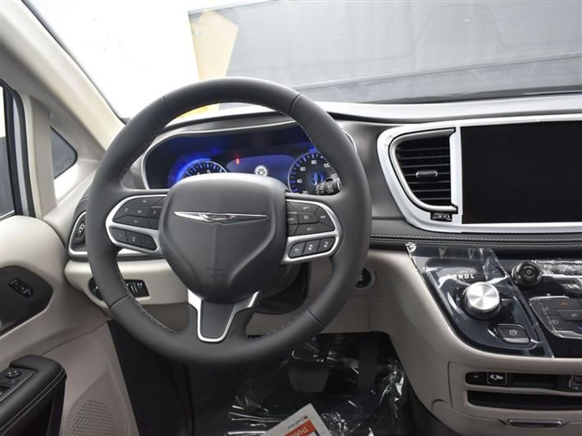 Silver Chrysler Pacifica image number 17