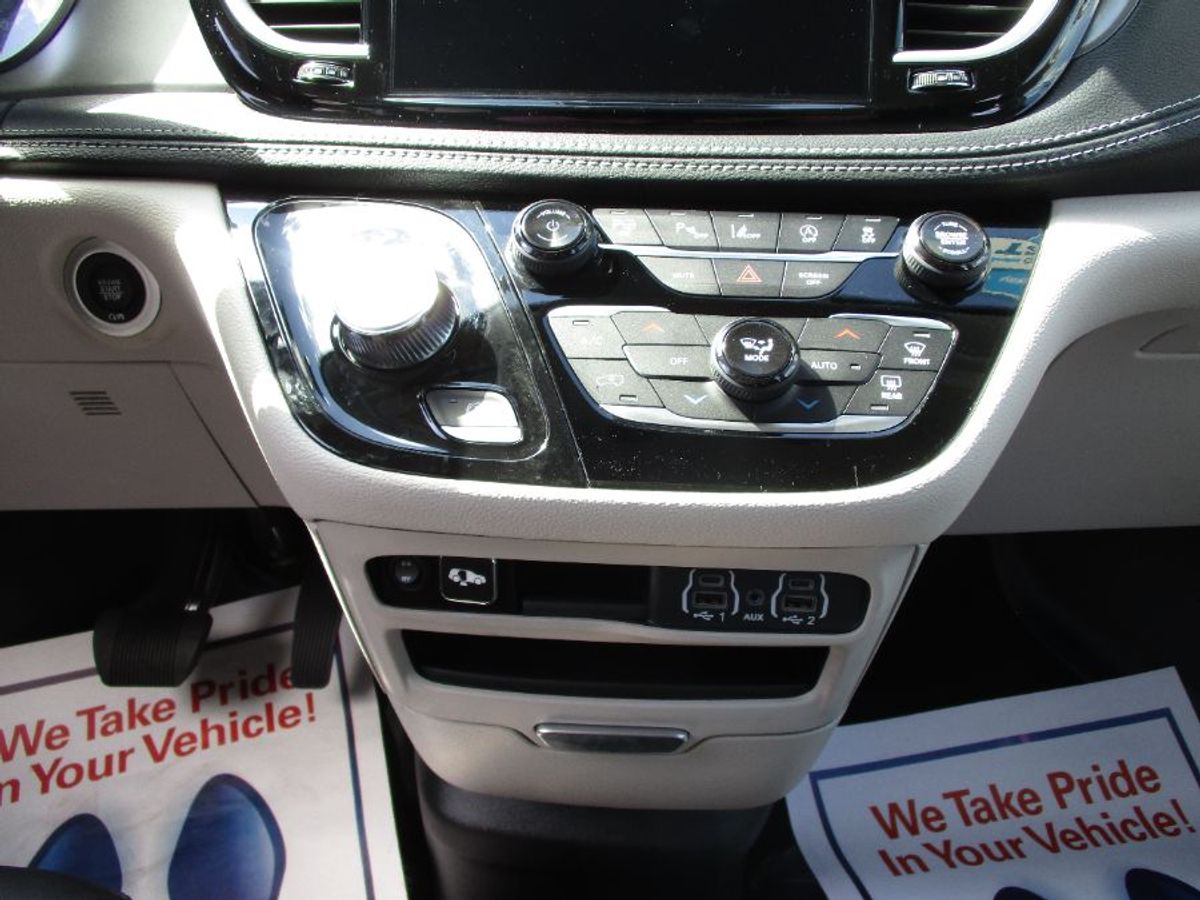 Silver Chrysler Pacifica image number 16