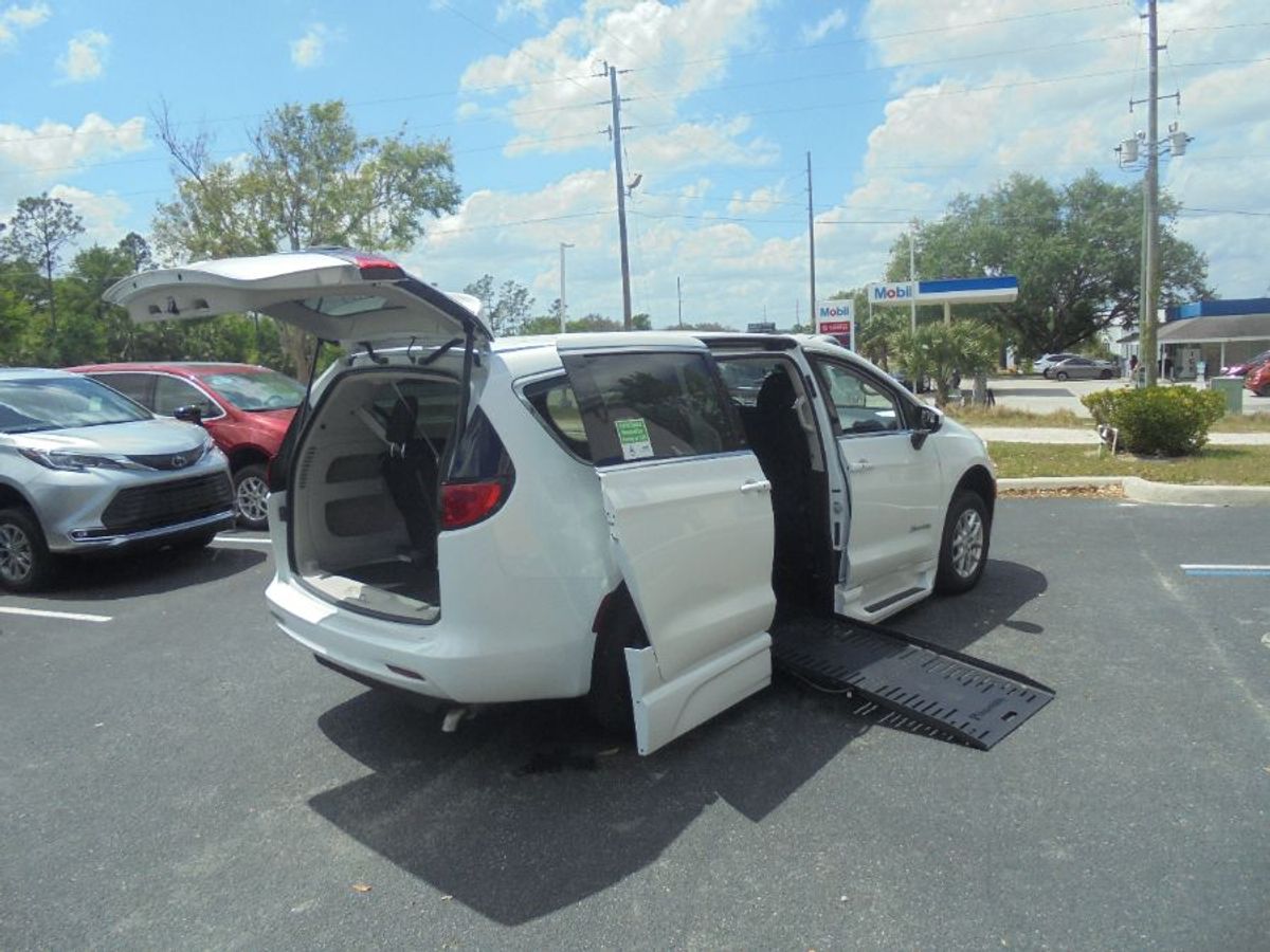 White Chrysler Voyager image number 14