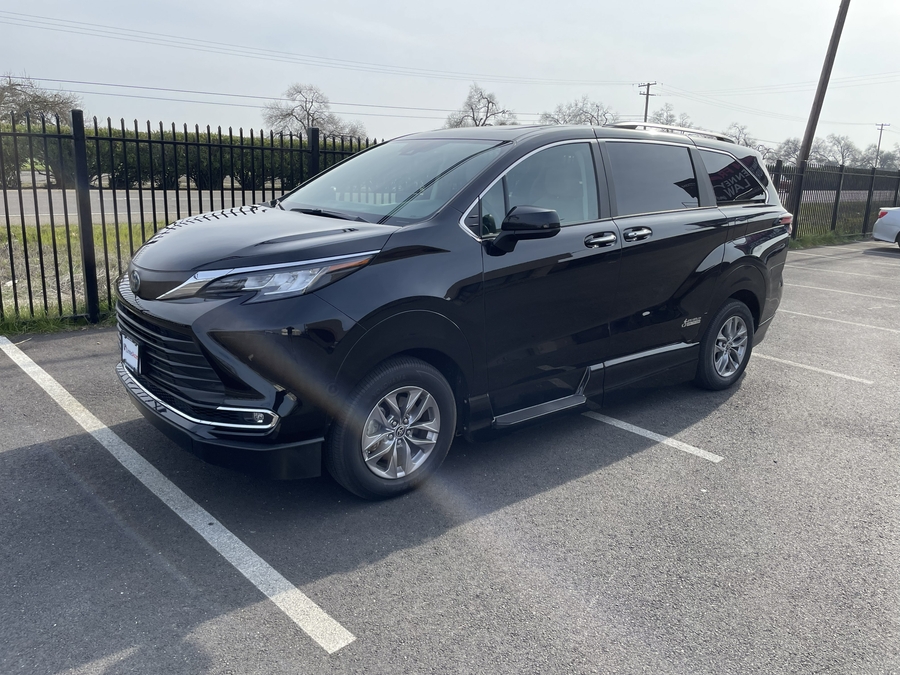 Used 2022 Toyota Sienna Hybrid XLE - AMS Side Entry Entry In Floor Automatic Ramp