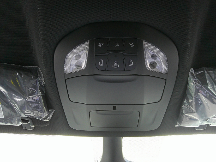 White Chrysler Voyager image number 17