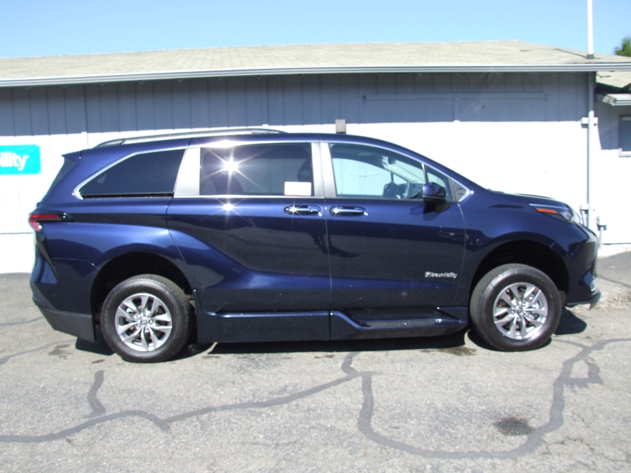 Used 2024 Toyota Sienna Hybrid XLE Plus - BraunAbility Side Entry In Floor Automatic Ramp
