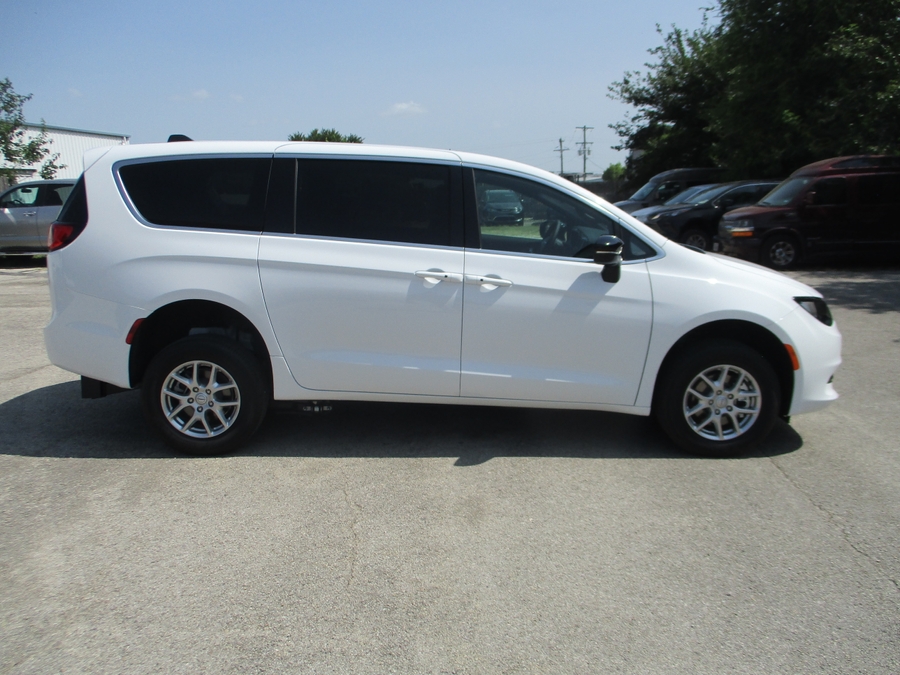 2026 Chrysler Voyager LX's photo