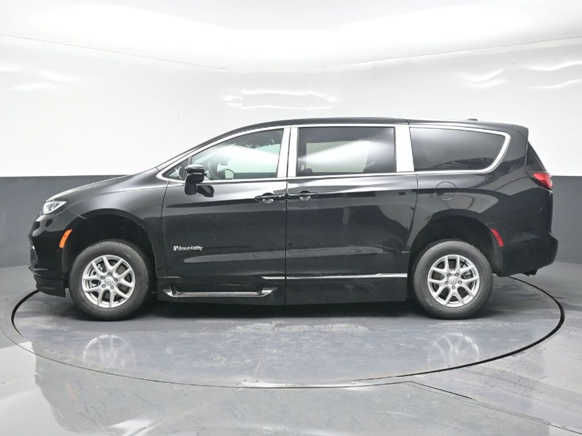 Black Chrysler Pacifica image number 1