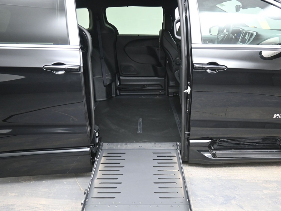 Black Chrysler Pacifica image number 11