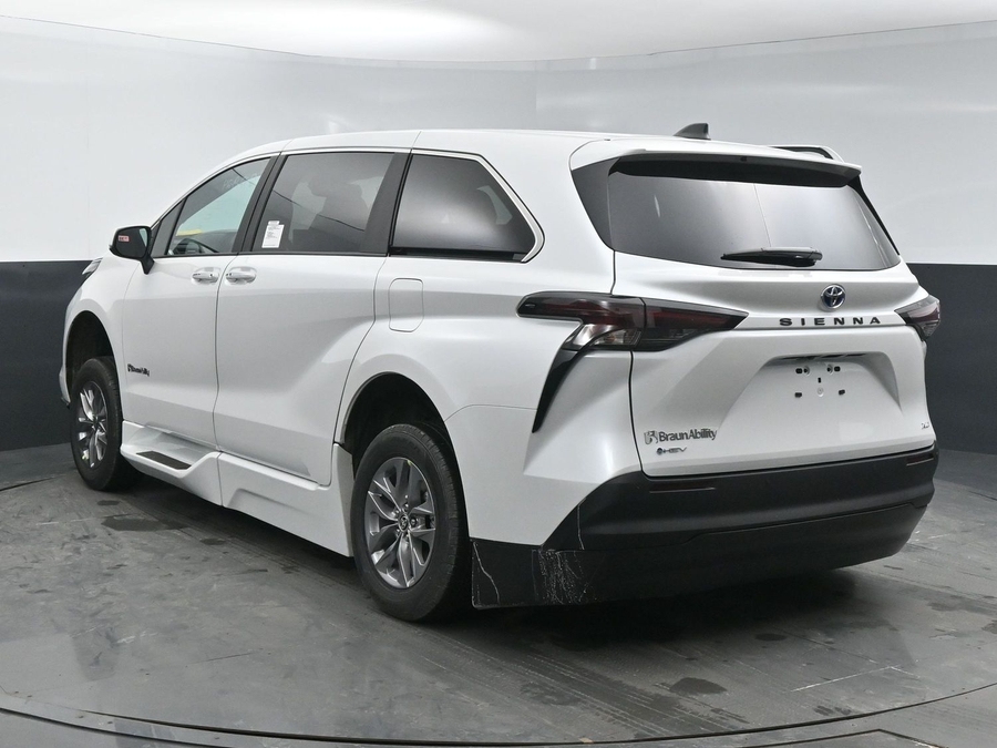 New 2025 Toyota Sienna Hybrid XLE Base - BraunAbility Side Entry Entry In Floor Automatic Ramp