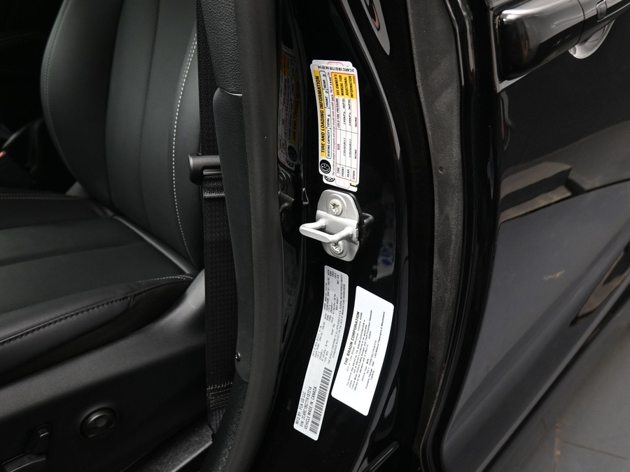 Black Chrysler Pacifica image number 13