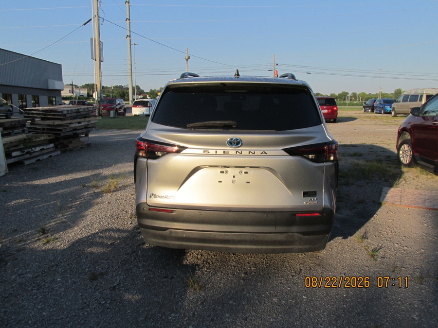Silver Toyota Sienna image number 5