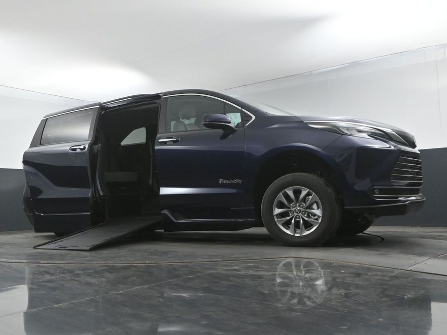 New 2025 Toyota Sienna Hybrid XLE Plus - BraunAbility Side Entry Entry In Floor Automatic Ramp