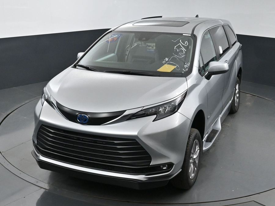 New 2025 Toyota Sienna Hybrid XLE Base - BraunAbility Side Entry Entry Fold Out Automatic Ramp