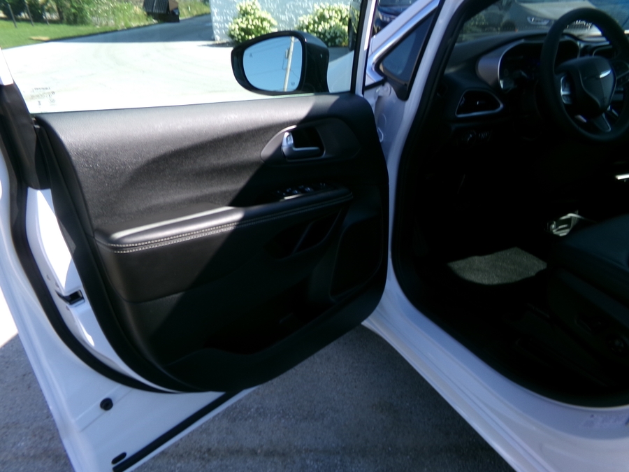 White Chrysler Voyager image number 9