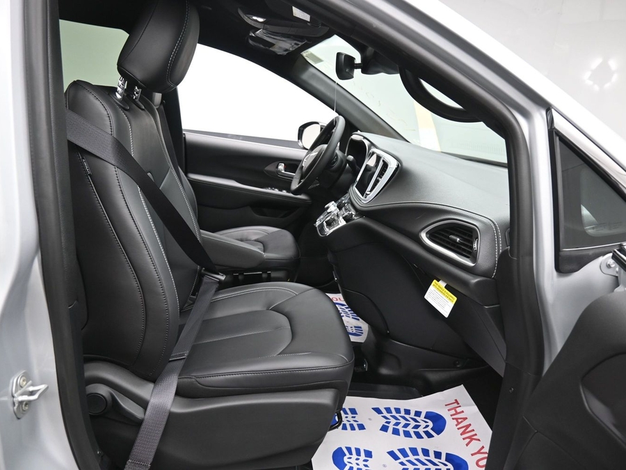 New 2026 Chrysler Pacifica Select Safety - BraunAbility Side Entry Entry Fold Out Automatic Ramp