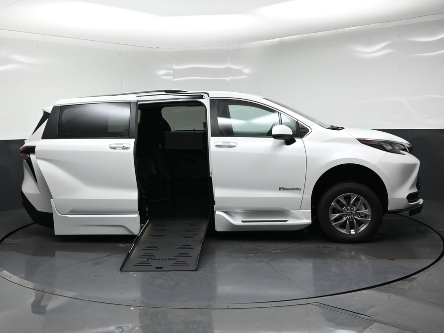 White Toyota Sienna image number 6