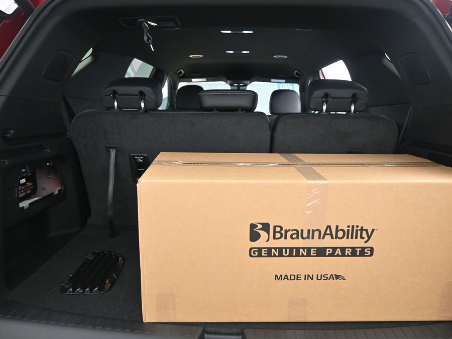 New 2026 Chevrolet Traverse 1LT Midnight - BraunAbility Side Entry In Floor Automatic Ramp