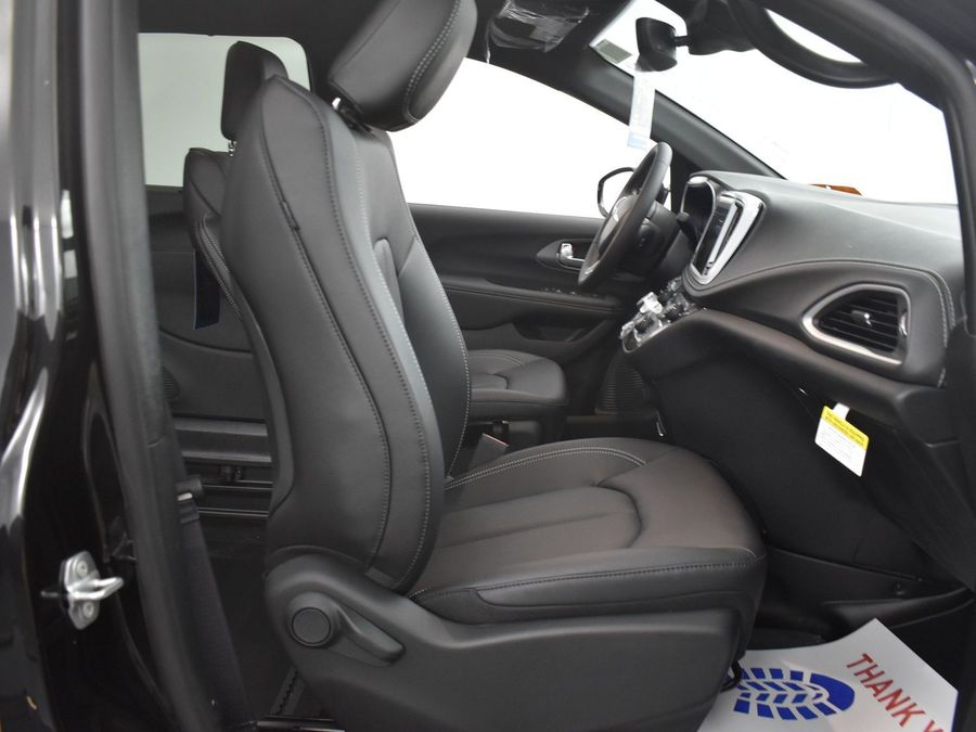 New 2025 Chrysler Pacifica Select Safety - BraunAbility Side Entry Entry Fold Out Automatic Ramp