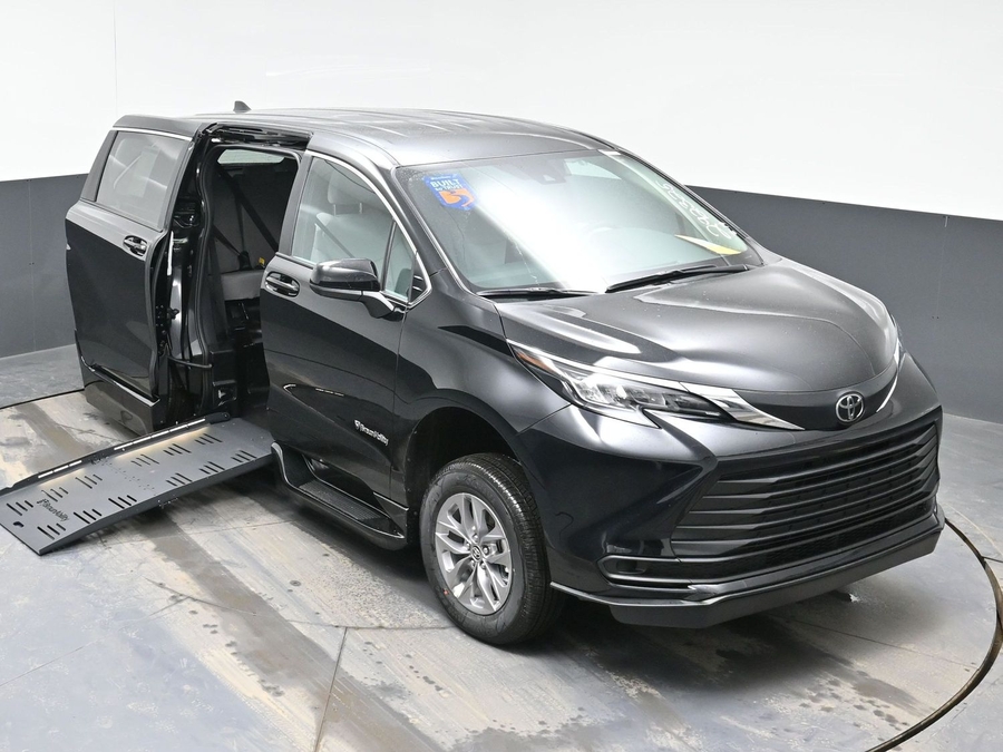 Black Toyota Sienna image number 22