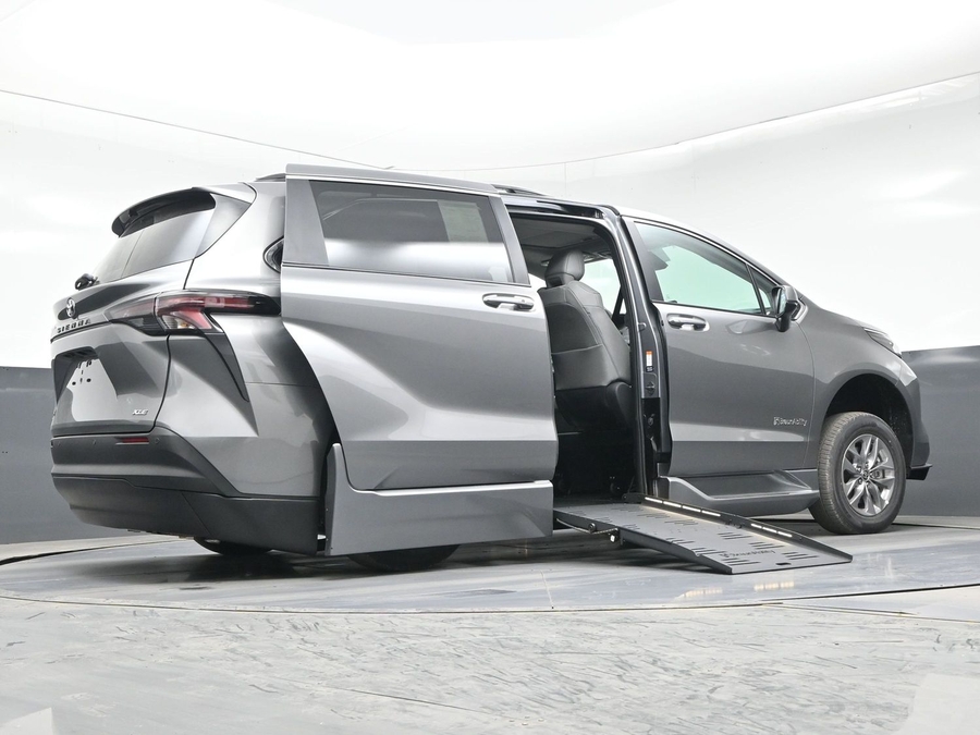 New 2026 Toyota Sienna Hybrid XLE Add - BraunAbility Side Entry Entry Fold Out Automatic Ramp