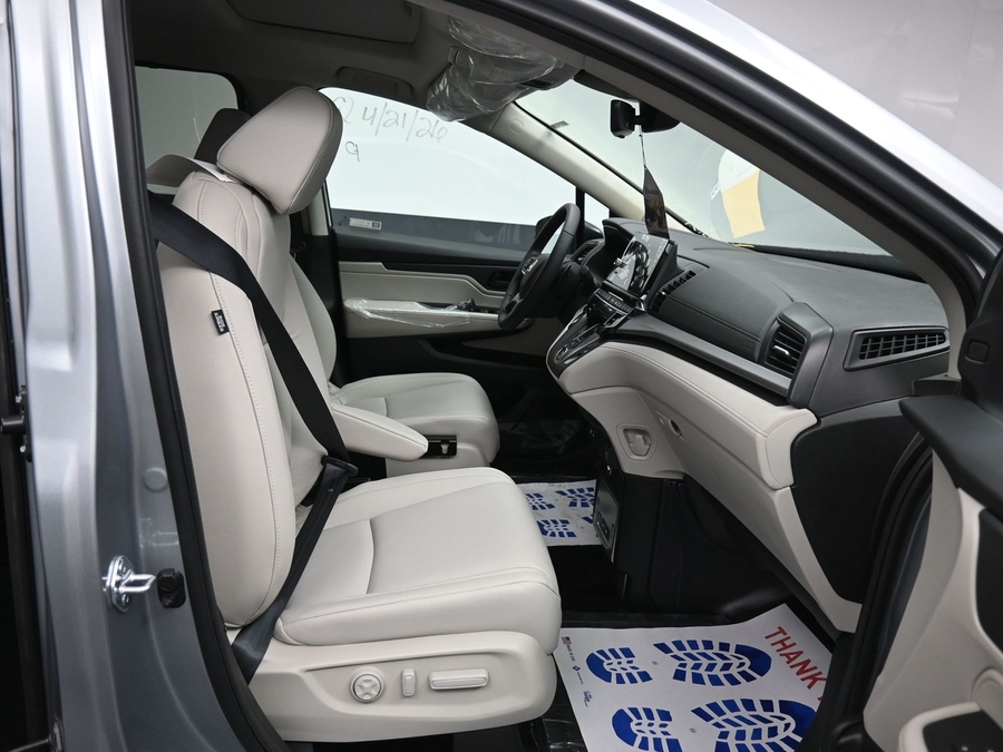 Silver Honda Odyssey image number 8