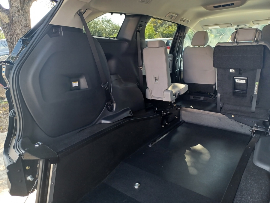 Black Toyota Sienna image number 2