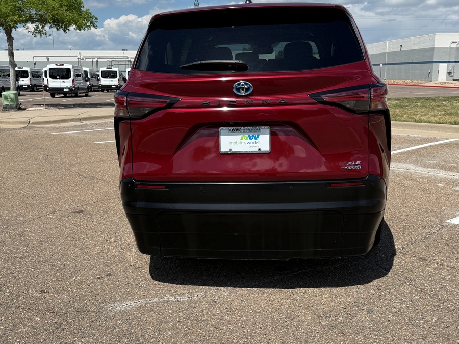 Red Toyota Sienna image number 3