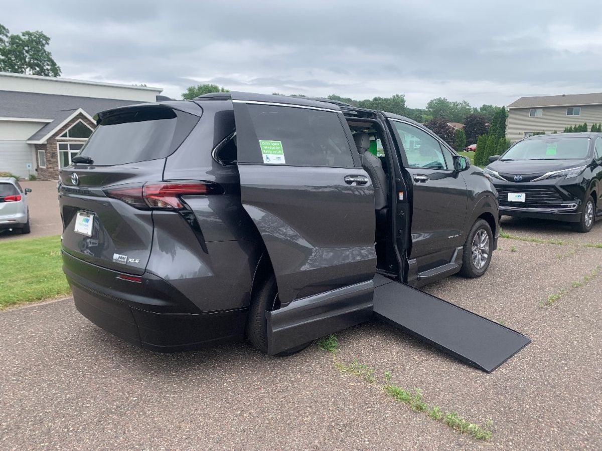 Metallic Gray Toyota Sienna image number 14