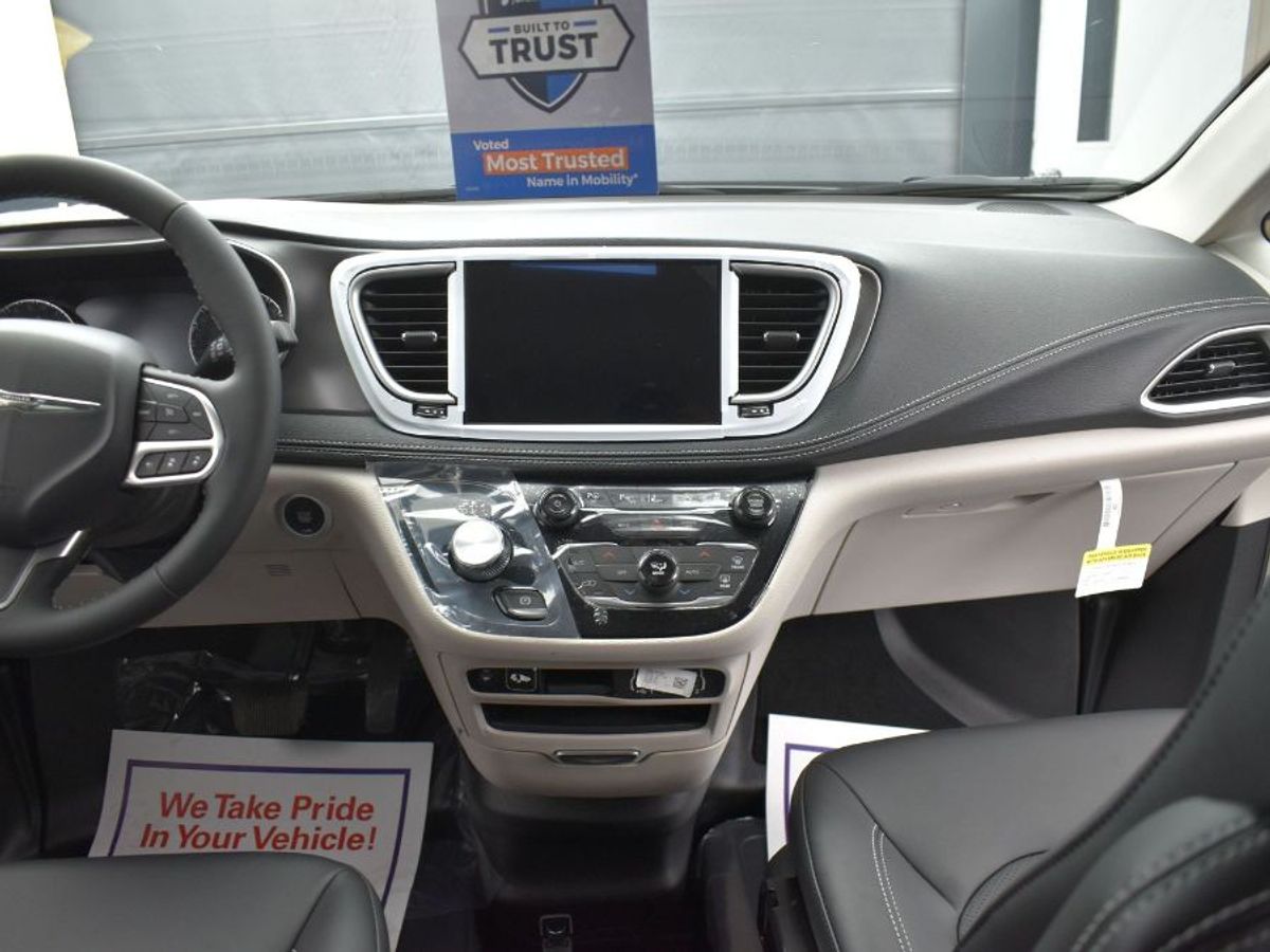 Silver Chrysler Pacifica image number 4