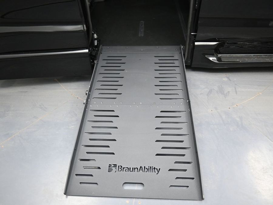 Black Chrysler Pacifica image number 6