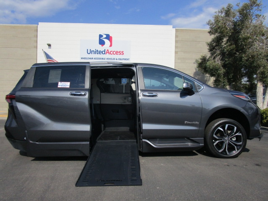 New 2025 Toyota Sienna Hybrid Platinum - BraunAbility Side Entry Entry Fold Out Automatic Ramp