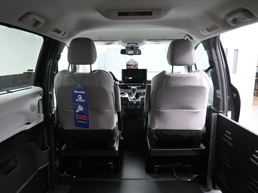 Black Toyota Sienna image number 14