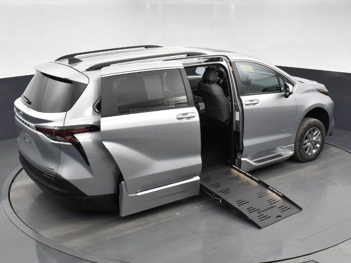 2023 Toyota Sienna XLE - Photo 13