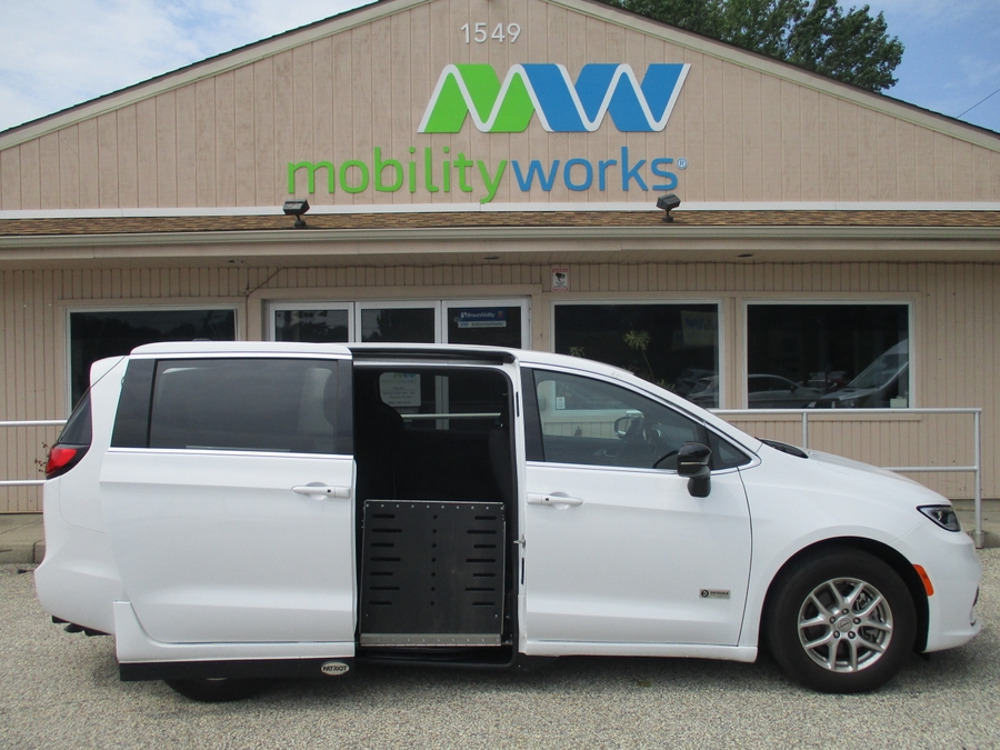 White Chrysler Pacifica image number 11