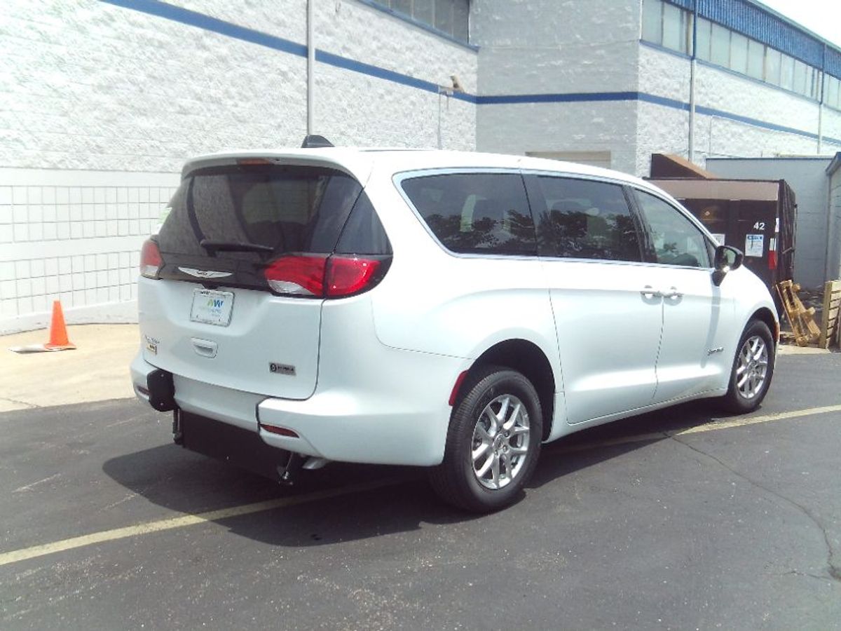 2024 CHRYSLER VOYAGER - Image 4