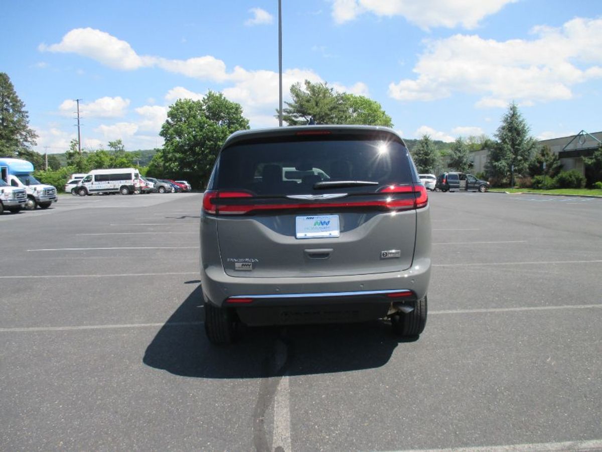 Grey Chrysler Pacifica image number 4